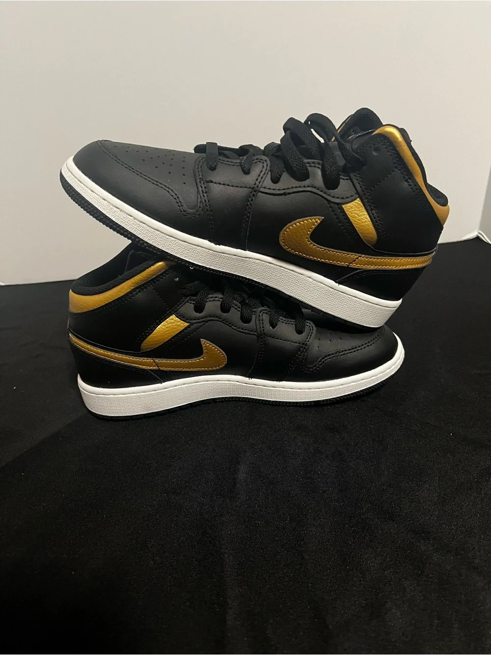 Air Jordan 1 Mid GS Black Metallic Gold Size 6.5Y DQ8423-071 New